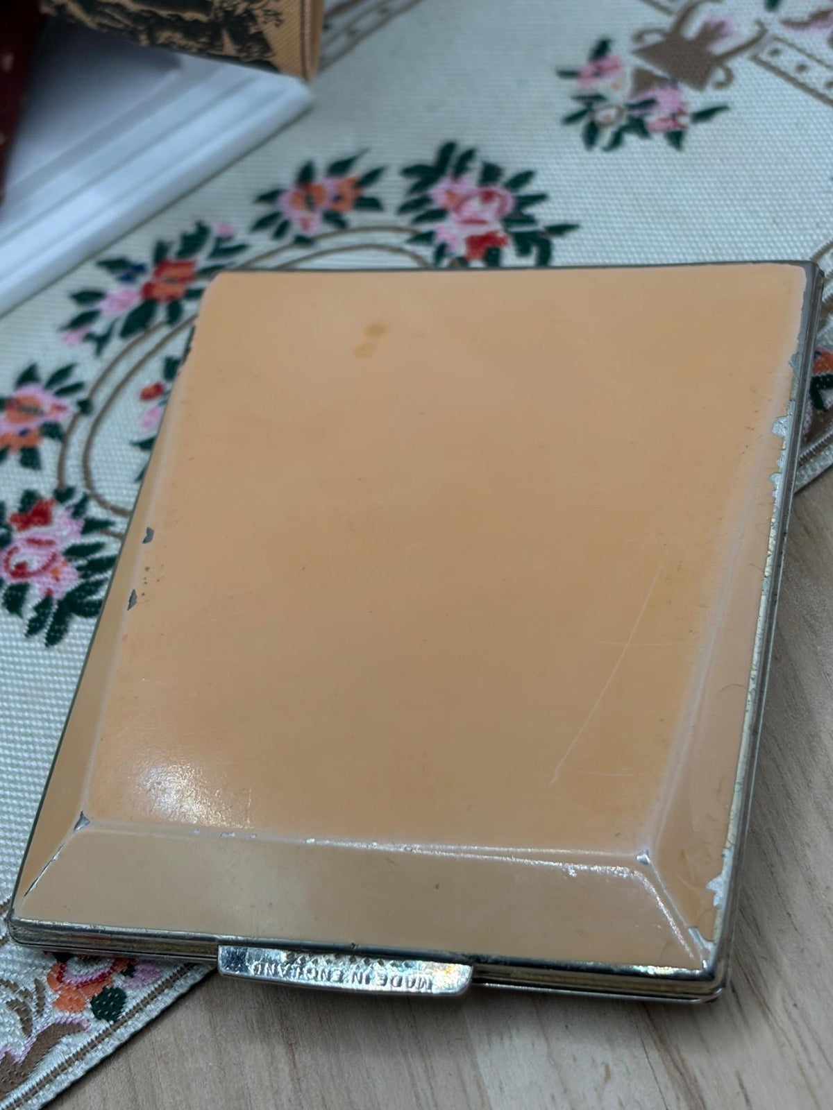 Vintage Rare Stratton Wedge Powder Compact Peach Enamel Stone-Set Clasp Motif 1930s