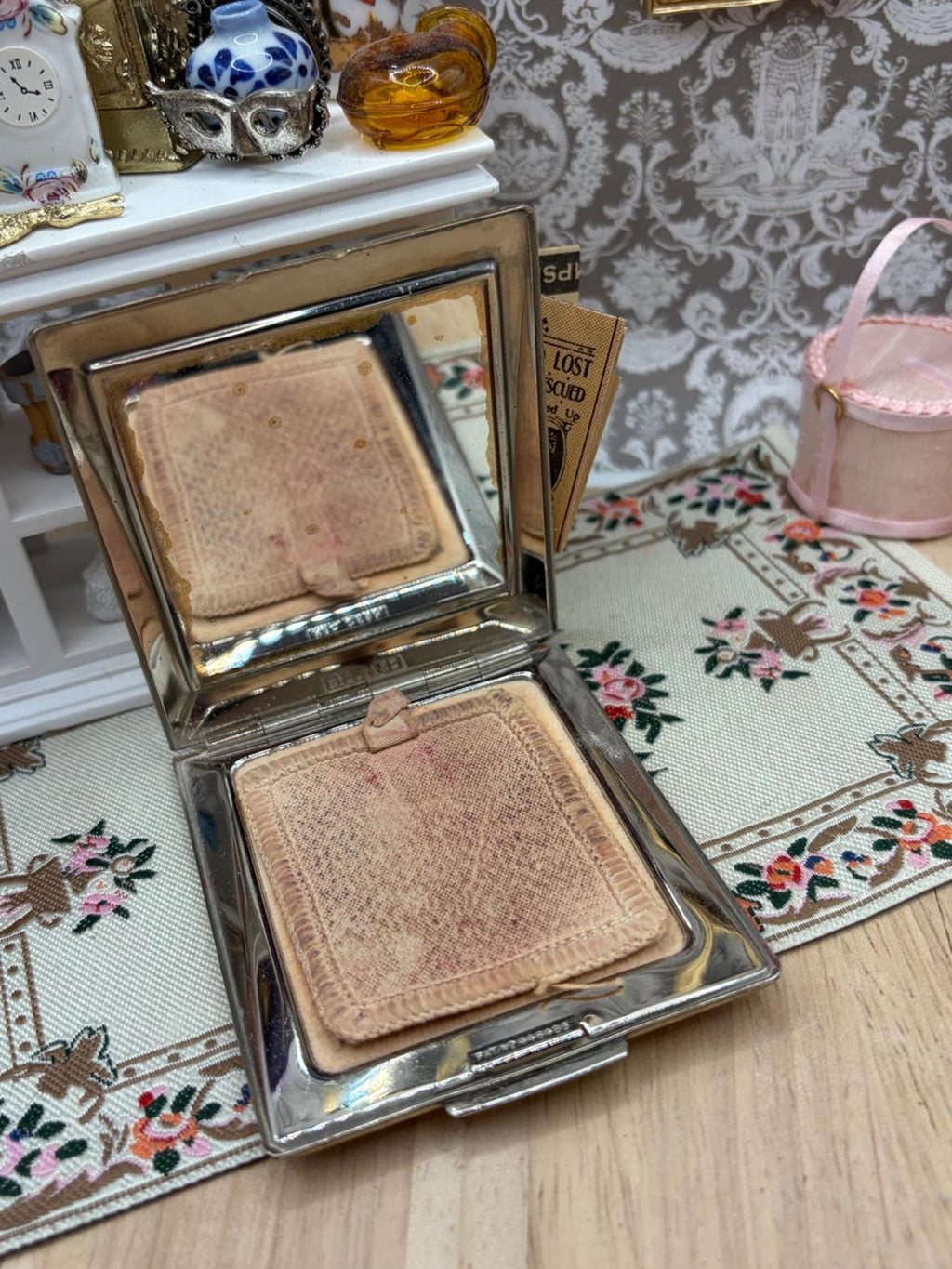 Vintage Rare Stratton Wedge Powder Compact Peach Enamel Stone-Set Clasp Motif 1930s