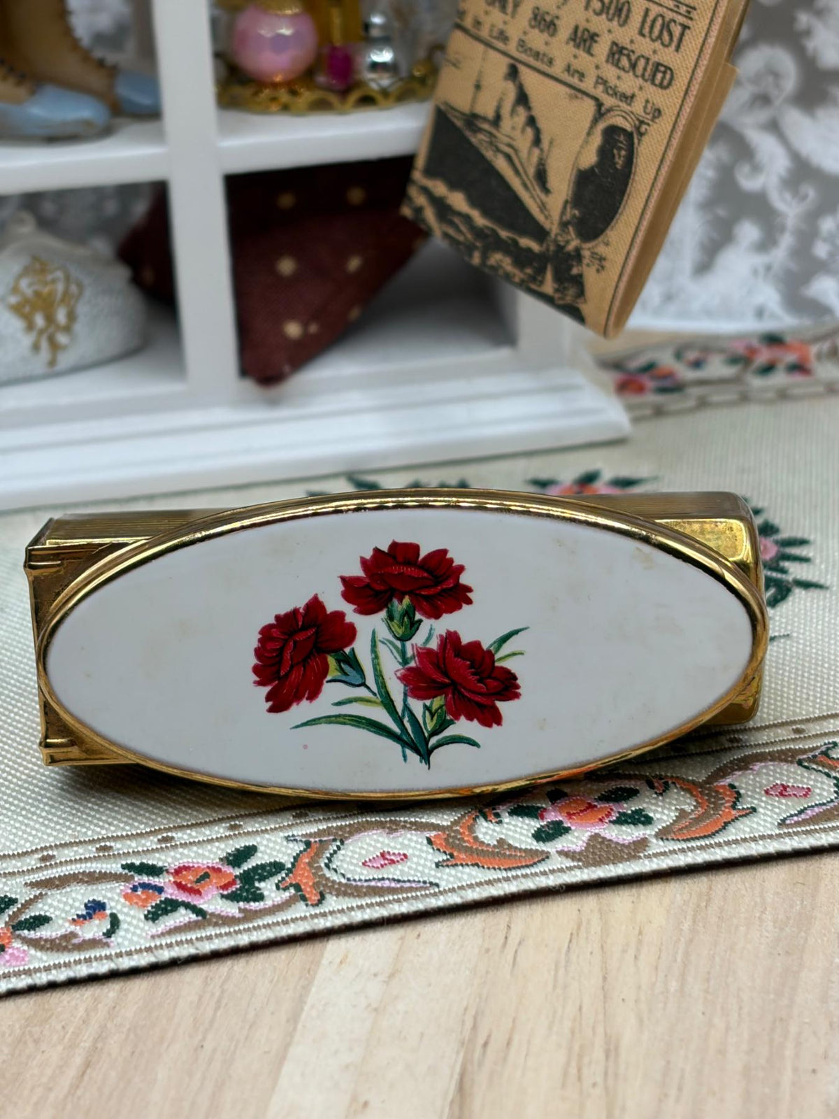 Vintage Stratton Lip View Lipstick Holder with Mirror, White Floral Panel, 1950s