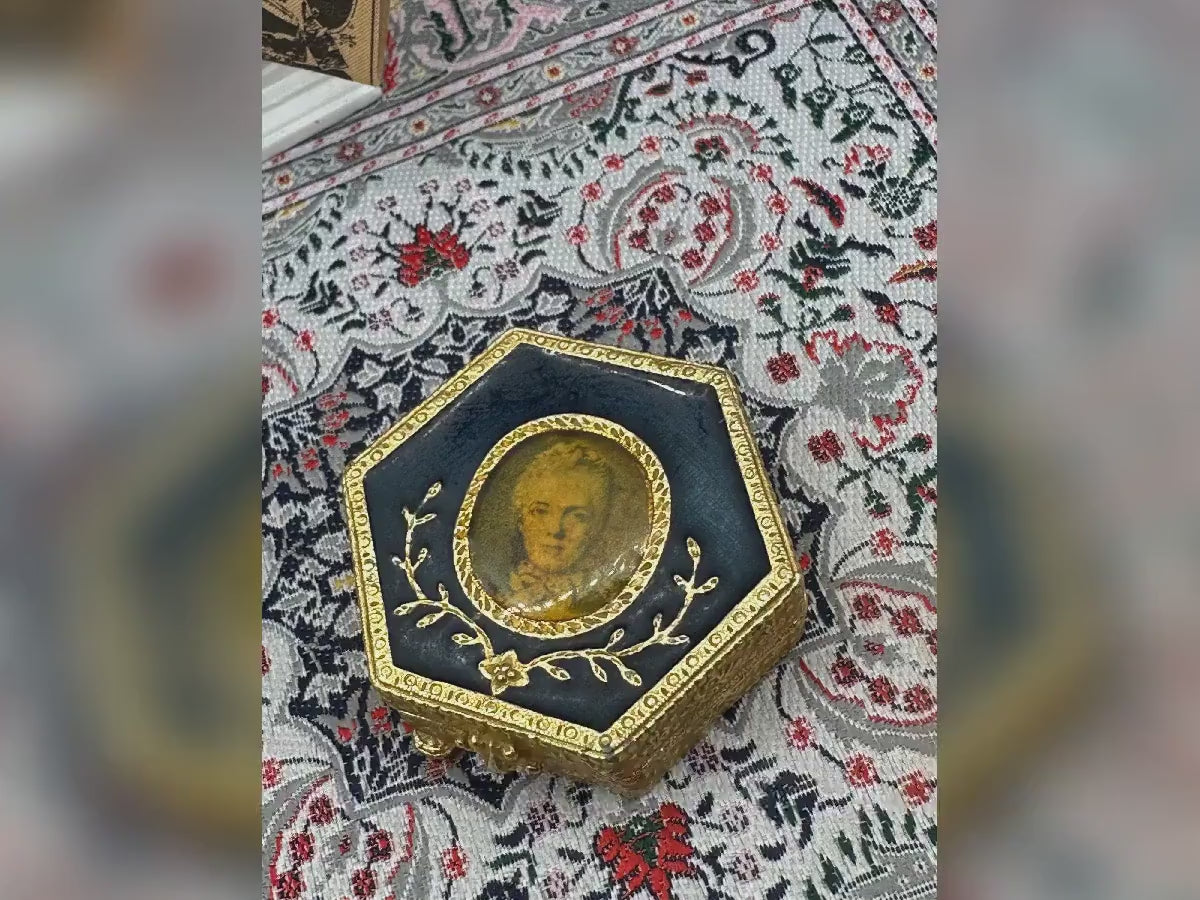 Estée Lauder Royal Enamel Portrait Powder Compact Gold Tone Vintage 1973 Unused 5cm